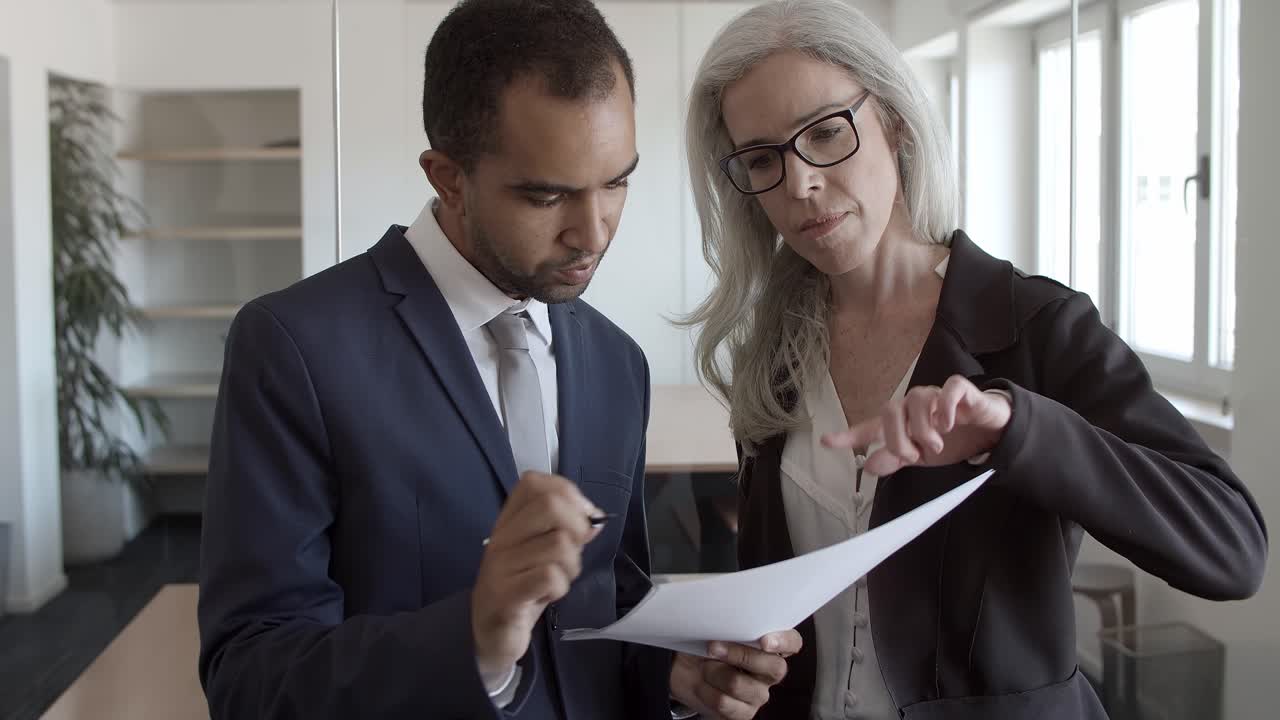 asistente femenina mostrando el informe a su jefe