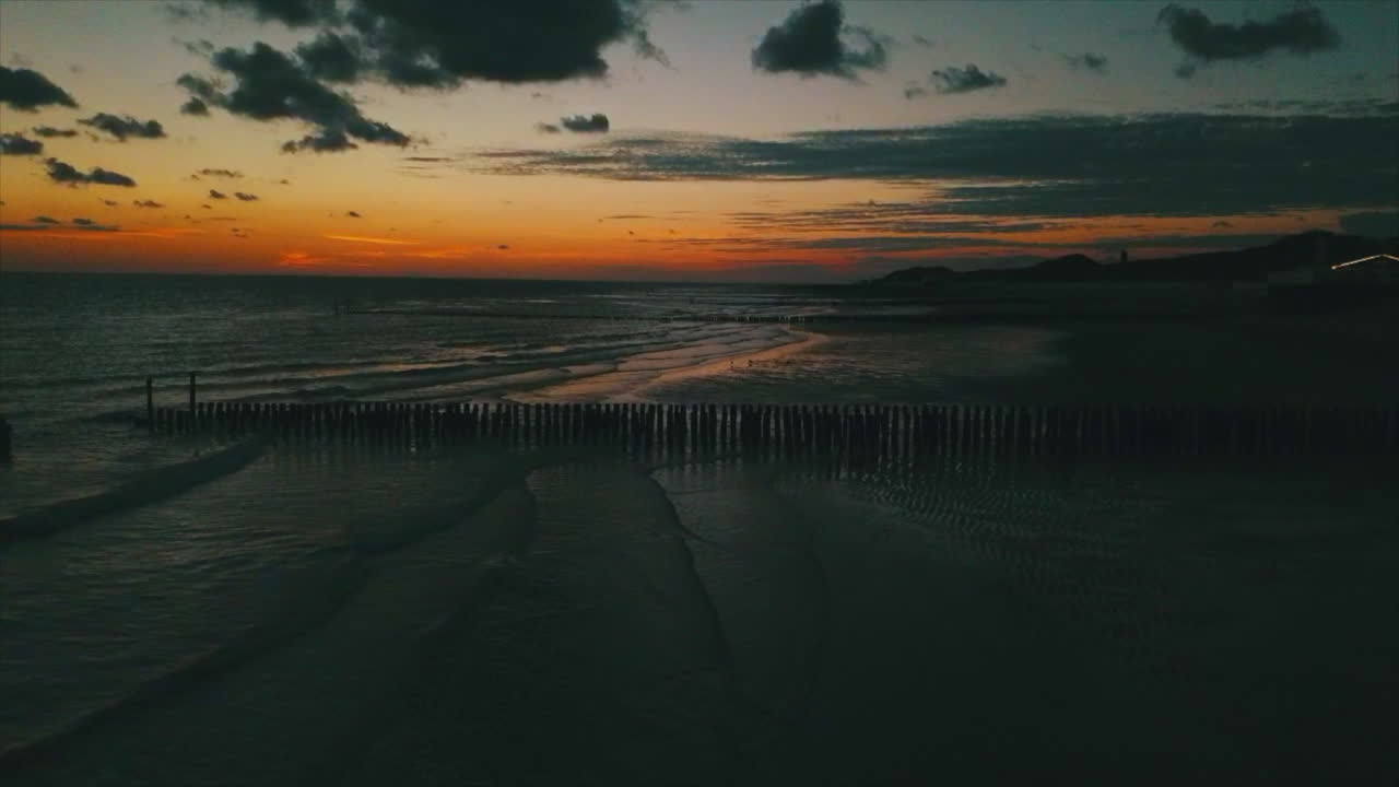 Ripresa con drone del tramonto sulla spiaggia dei Paesi Bassi