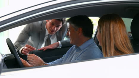 los clientes miran un coche.