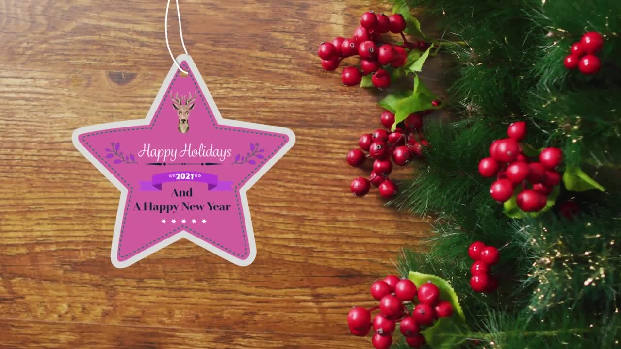 animación de felices fiestas de navidad texto en forma de estrella etiqueta sobre decoraciones en fondo de madera
