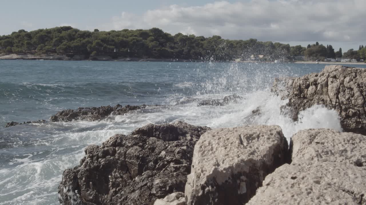 grandes olas del océano rompiendo en las rocas costeras durante un hermoso día soleado en verano