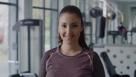 Un-Vídeo-Portátil-Muestra-A-Una-Mujer-Joven-En-El-Gimnasio.