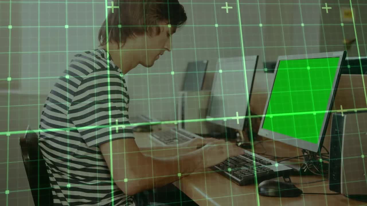animación de la cuadrícula sobre el hombre caucásico usando computadora con espacio de copia
