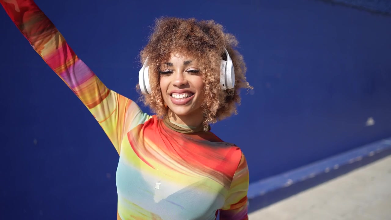 Un ritratto di moda vibrante e colorato, catturato in un vivace contesto urbano pieno di vita
