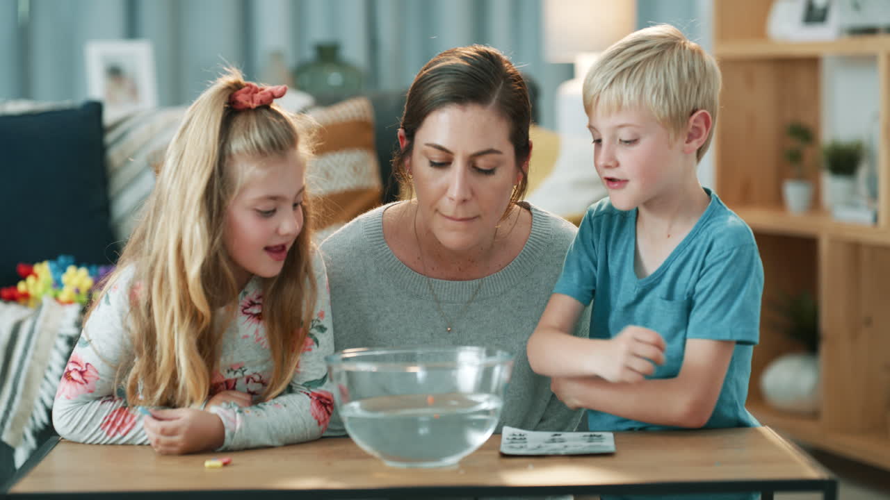 어머니, 자녀 또는 집에서 과학 실험