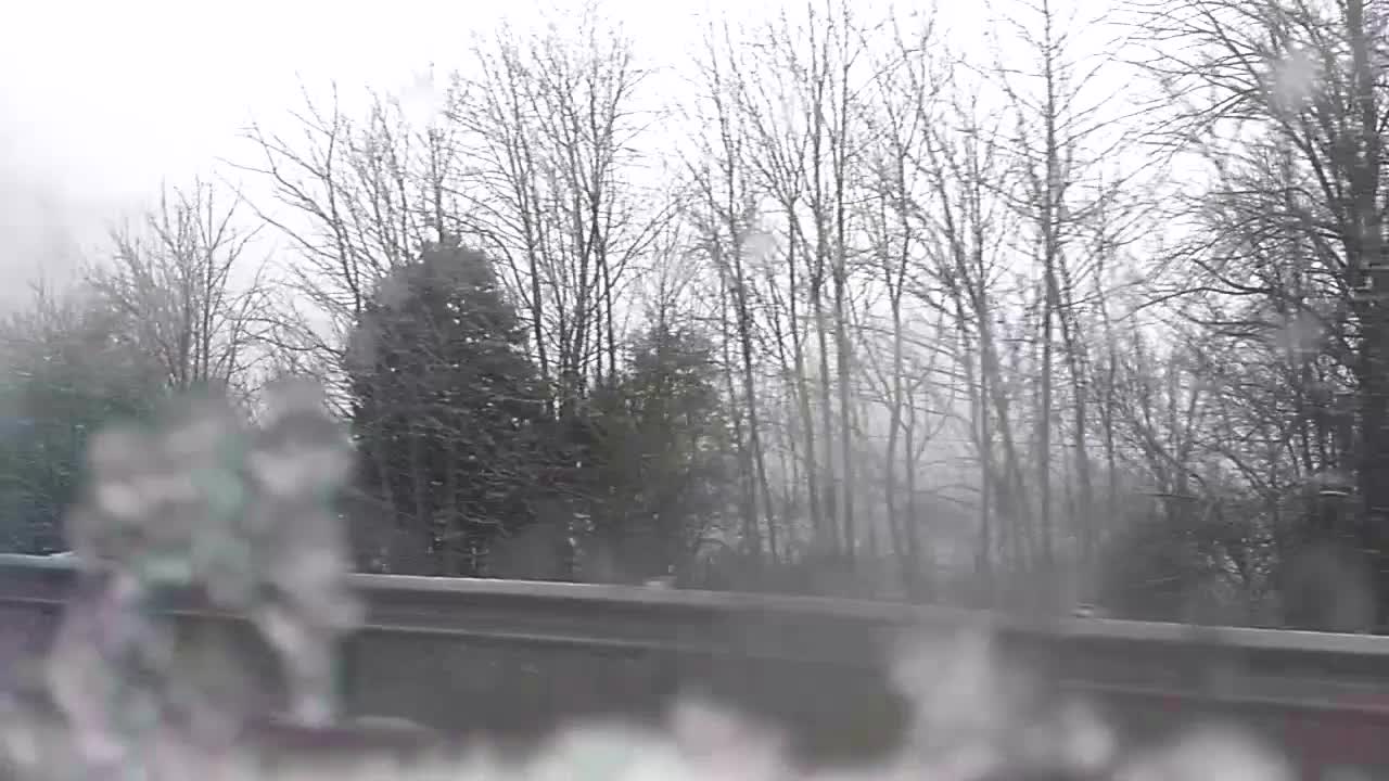 차창에 얼음이 있는 눈을 통해 운전, 슬로우 모션