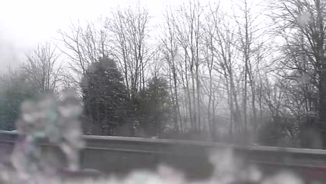 conducir a través de la nieve con hielo en la ventana del camión, cámara lenta
