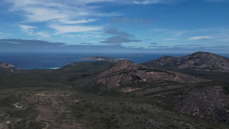 Vista-Aérea-De-Las-Montañas-En-El-área-De-Cape-Le-Grand,-Australia-Occidental