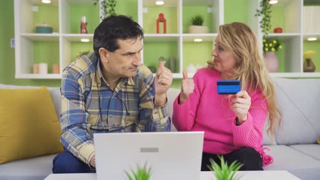 la feliz pareja está comprando para su casa, para sí mismos, con tarjetas de crédito de sitios de compras en línea.