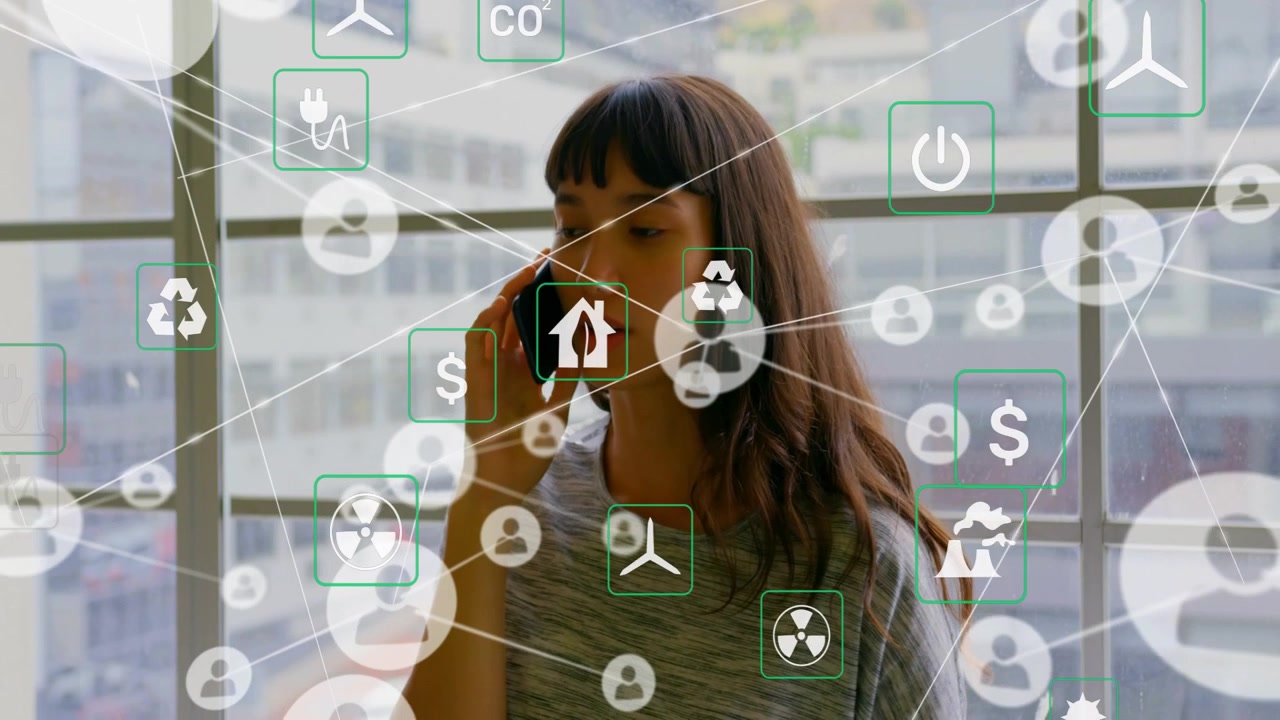 Donna con telefono e occhiali vicino alla finestra, una telefonata avvia un overlay di rete energetica in cerca di fondi.