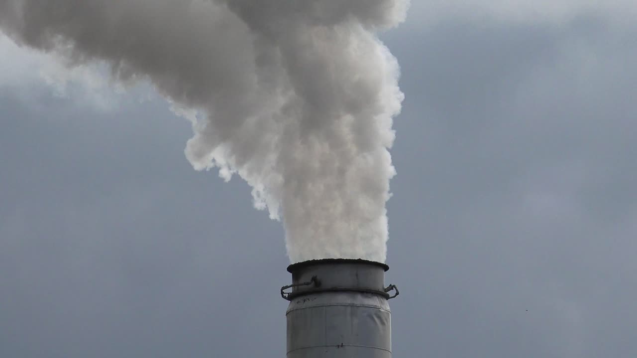 기후 변화에는 인간이 유발한 온실 가스 배출로 인한 지구 온난화와 그에 따른 기상 패턴의 대규모 변화가 모두 포함됩니다.