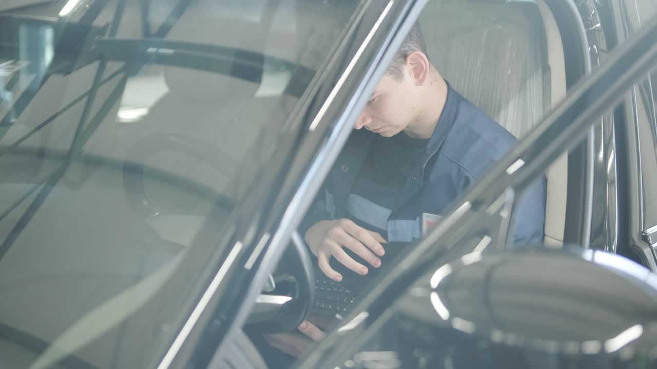 노트북으로 자동차 진단을 하는 기계공