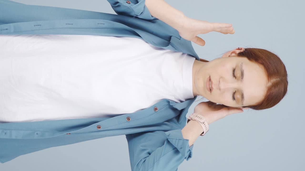 귀 통증의 수직 비디오. 귀 가려움증 문제.