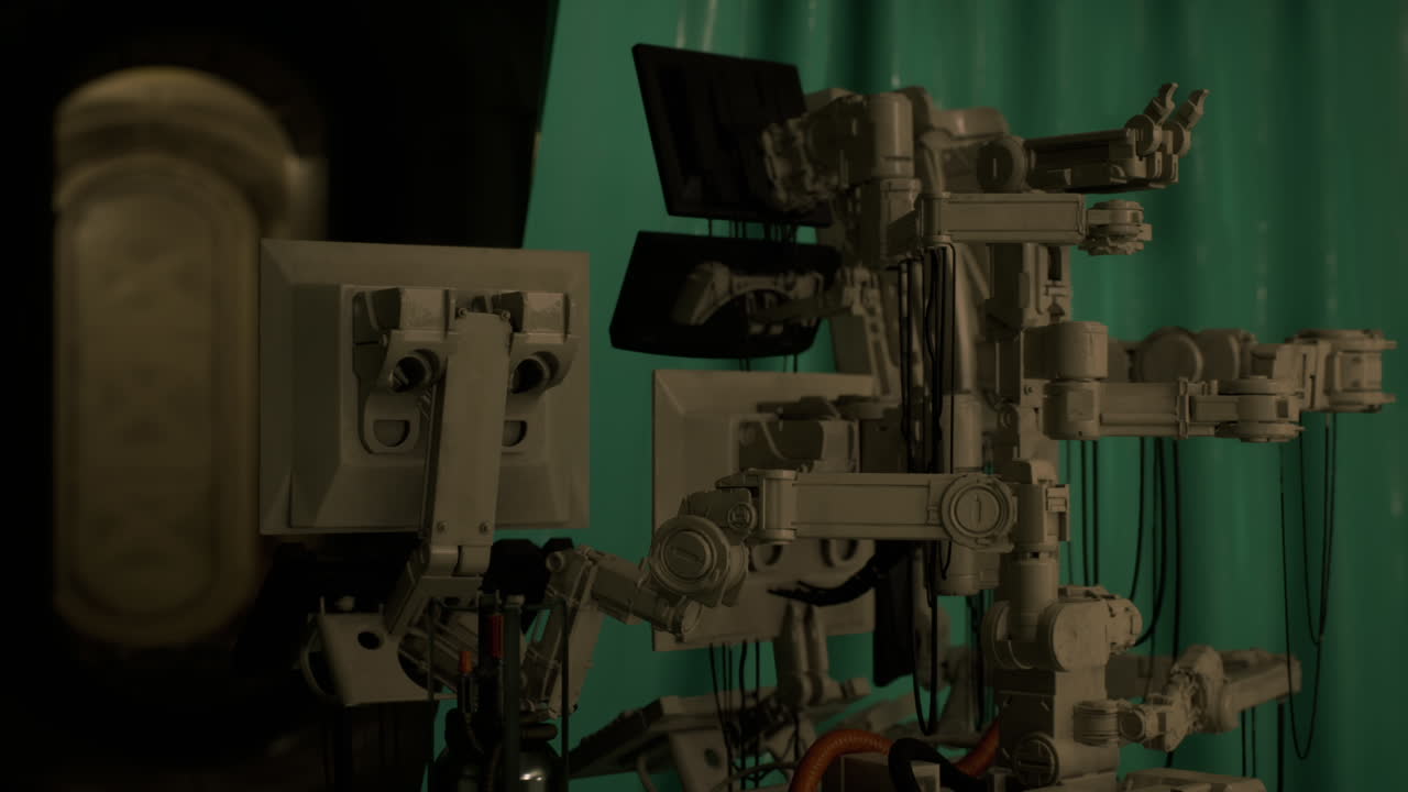 un primer plano de un brazo robótico en un entorno de fábrica