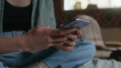mujer usando un teléfono inteligente