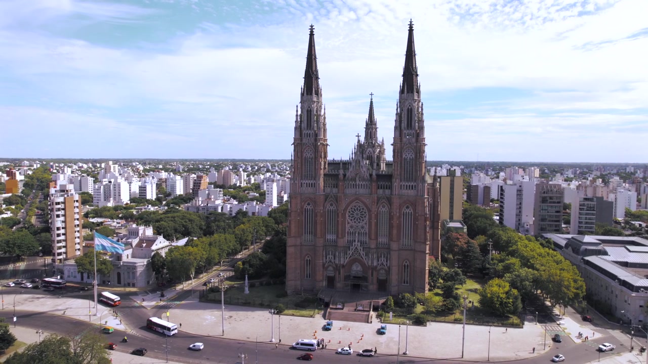 Vista aerea con drone 4K della Cattedrale di La Plata a Buenos Aires, Argentina. Iconica cattedrale neogotica che si affaccia su Plaza Moreno, circondata da architettura storica e dal paesaggio urbano della città