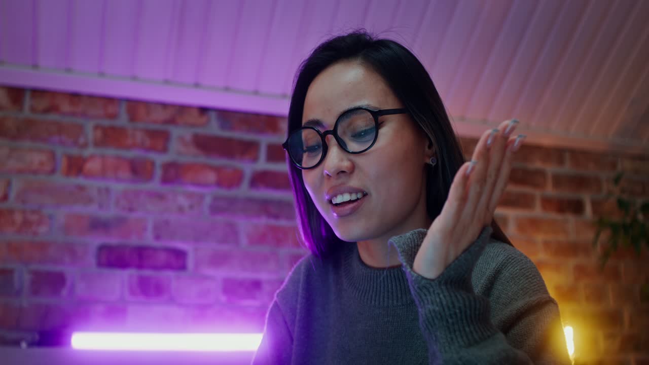 mujer en videoconferencia