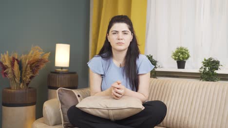 mujer mirando negativamente a la cámara.