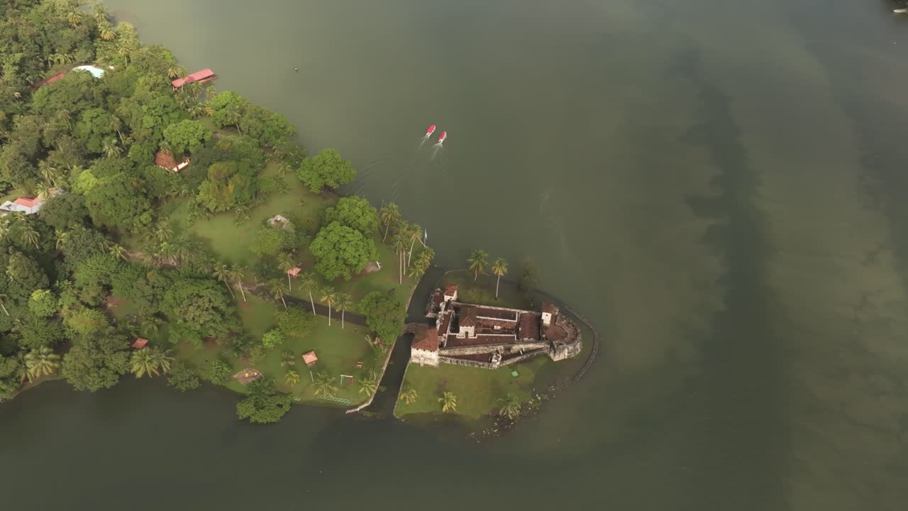 vista desde arriba del castillo de san felipe de lara en guatemala, desde el aire
