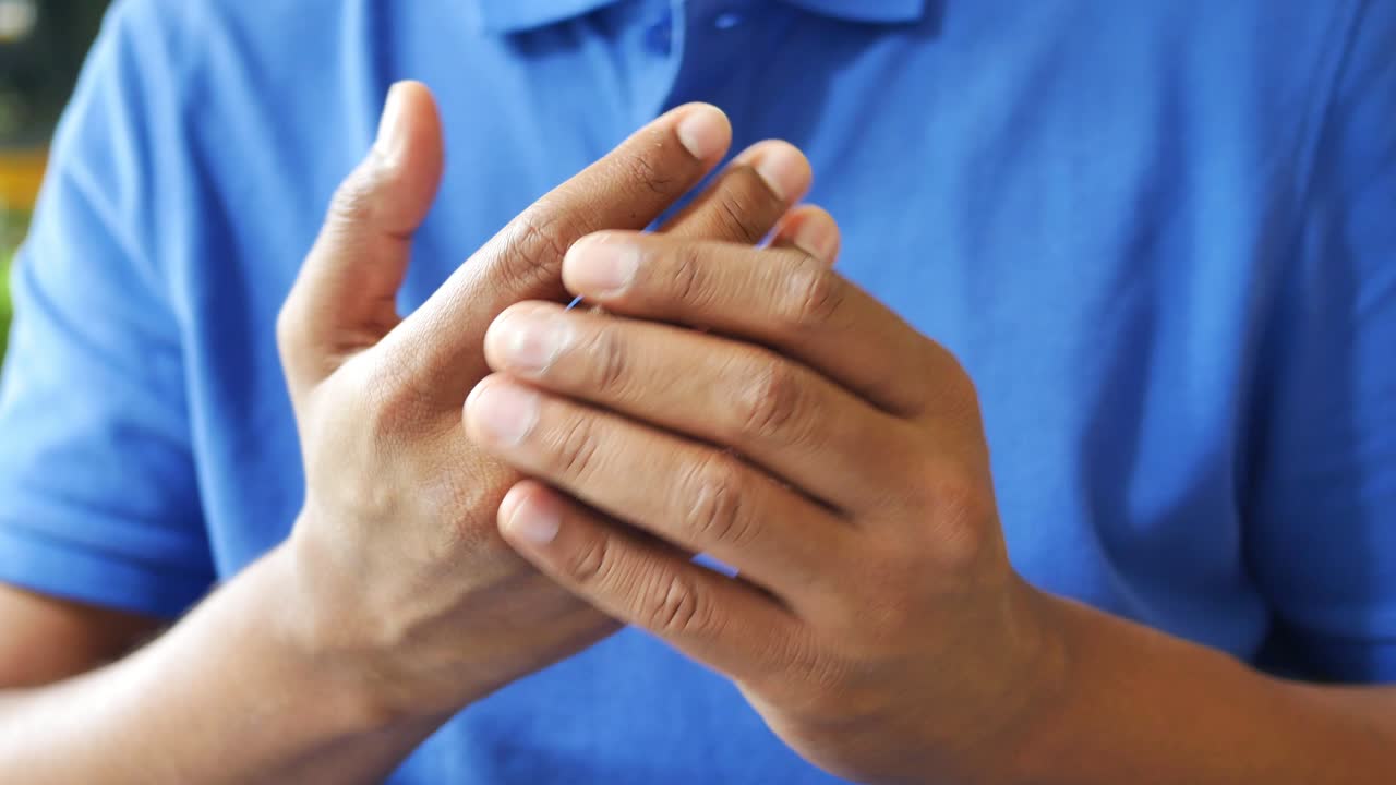 primer plano del dolor en la mano