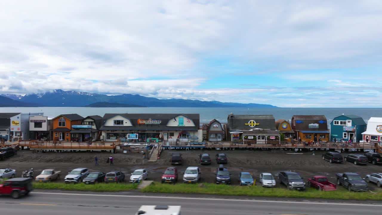 dron aéreo panorámico por las tiendas costeras de la calle principal en el pueblo pesquero de halibut de homer, alaska