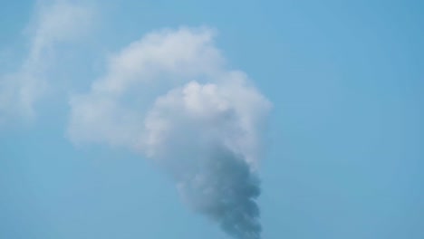 Weißer-Rauch-Aus-Industrierohren-Im-Blauen-Himmel---Luftverschmutzung