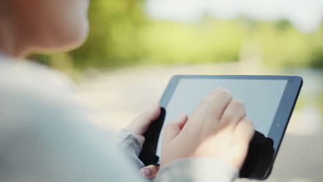 mujer usando una tableta digital ipad al aire libre en la naturaleza