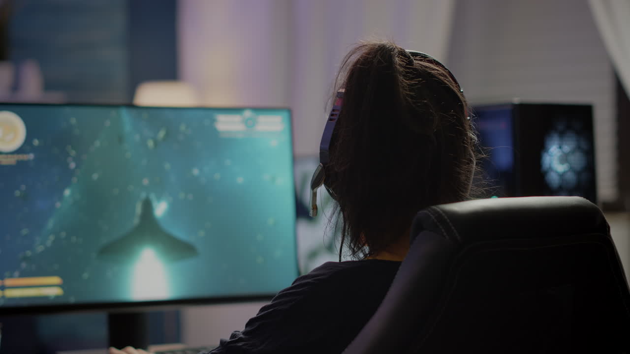 Gamer che si stira il collo e indossa le cuffie prima di giocare.