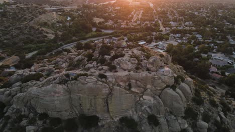 increíble toma aérea en plataforma rodante del parque stoney point en el valle de san fernando en los ángeles, california al amanecer.