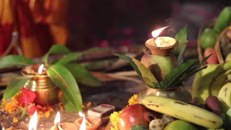 Brennende-Öllampe-Mit-Opfergaben-Während-Heiliger-Rituale-Auf-Dem-Festival-Aus-Einem-Anderen-Blickwinkel.-Das-Video-Wurde-Anlässlich-Des-Chhath-Festivals-Aufgenommen,-Das-Am-28.-Oktober-2022-In-Nordindien-Gefeiert-Wird