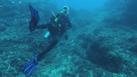buzo jugando bajo el agua