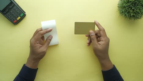 una tarjeta de crédito y papel de rollo largo ,
