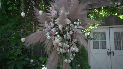 Flores-En-Un-Altar-En-La-Boda-Almacen-De-Metraje-De-Vídeo