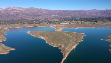 Excelente-Toma-Aérea-Del-Lago-Casitas-En-California