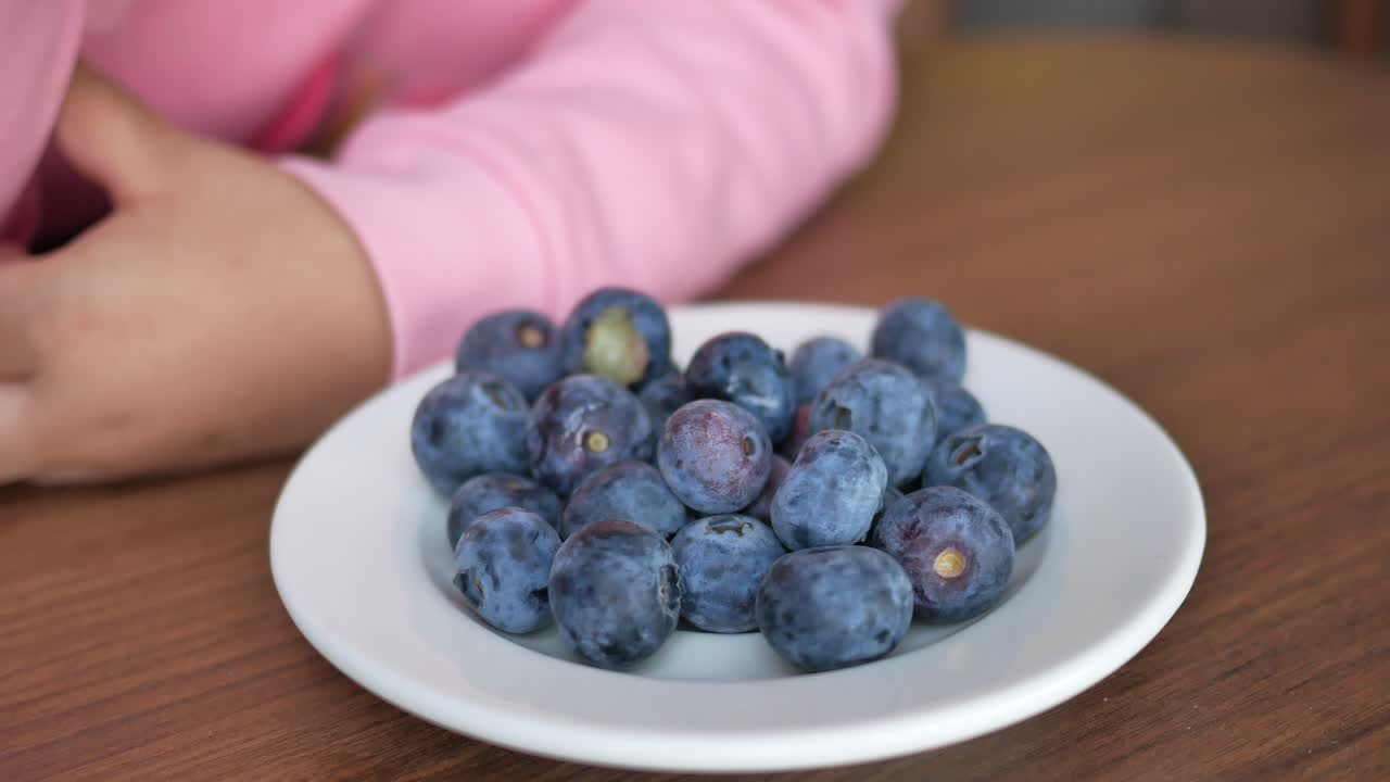 블루베리를 먹는 아이