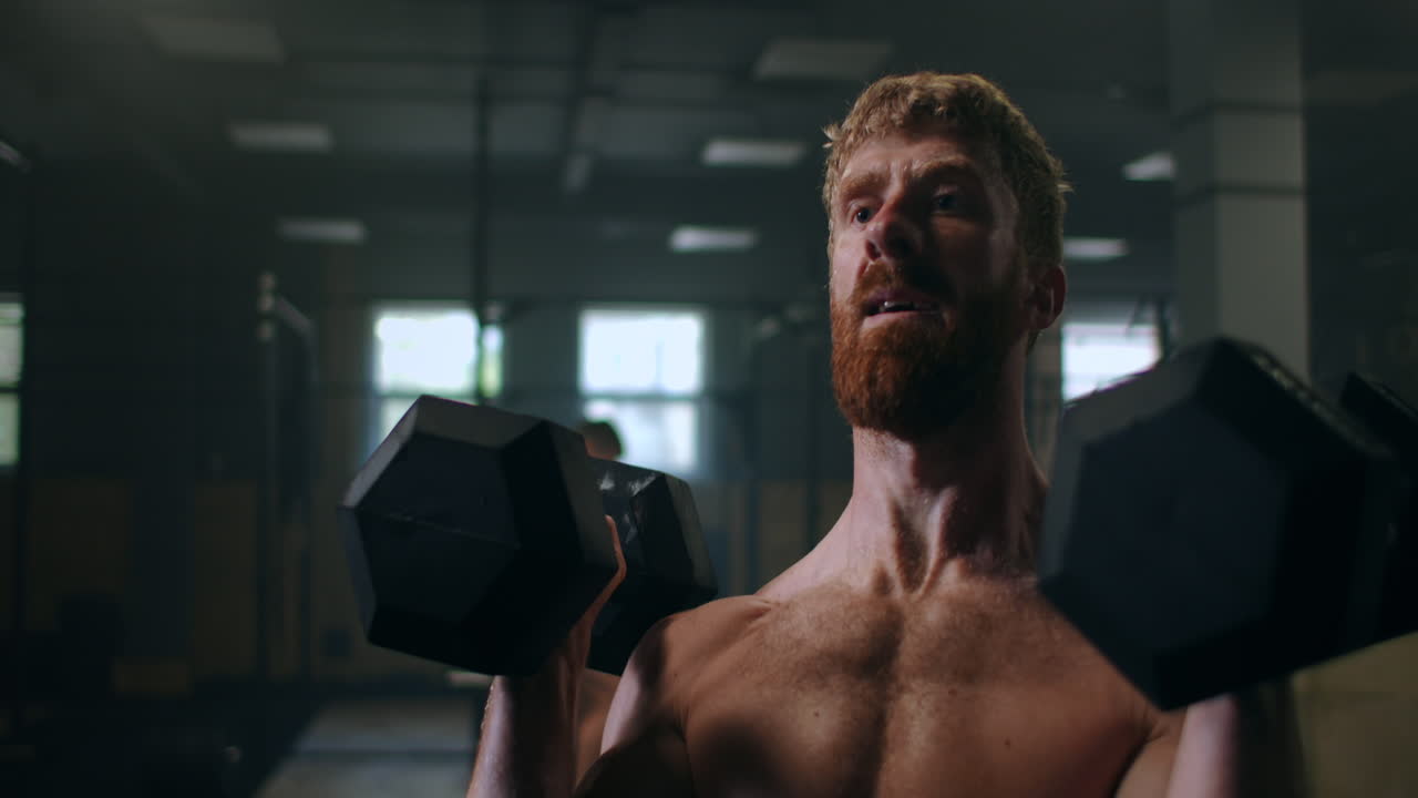 perseverancia y trabajo durante el entrenamiento de la actividad física un hombre supera las dificultades levantando pesas pesadas sobre su cabeza. el concepto del camino hacia el éxito logro del objetivo