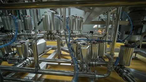 cervecería artesanal moderna. producción de cerveza artesanal. equipo moderno en la cervecería, tanques metálicos, producción de bebidas alcohólicas