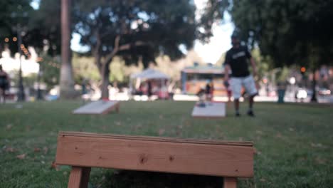 Junger-Mann,-Der-Draußen-Im-Park-Cornhole-Spielt