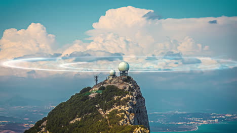 antena de comunicaciones y cúpula en la cima de una montaña con un gráfico que muestra las señales recogidas y recibidas