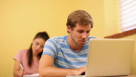 Estudiantes-Trabajando-En-El-Aula