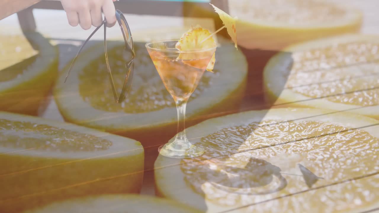 해변에서 백인 여성 위에 오렌지 조각의 애니메이션