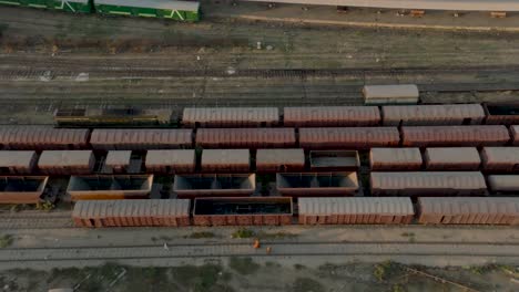 Vista-Aérea-De-Vagones-Y-Plataformas-De-Ferrocarril-En-La-Estación-De-Karachi