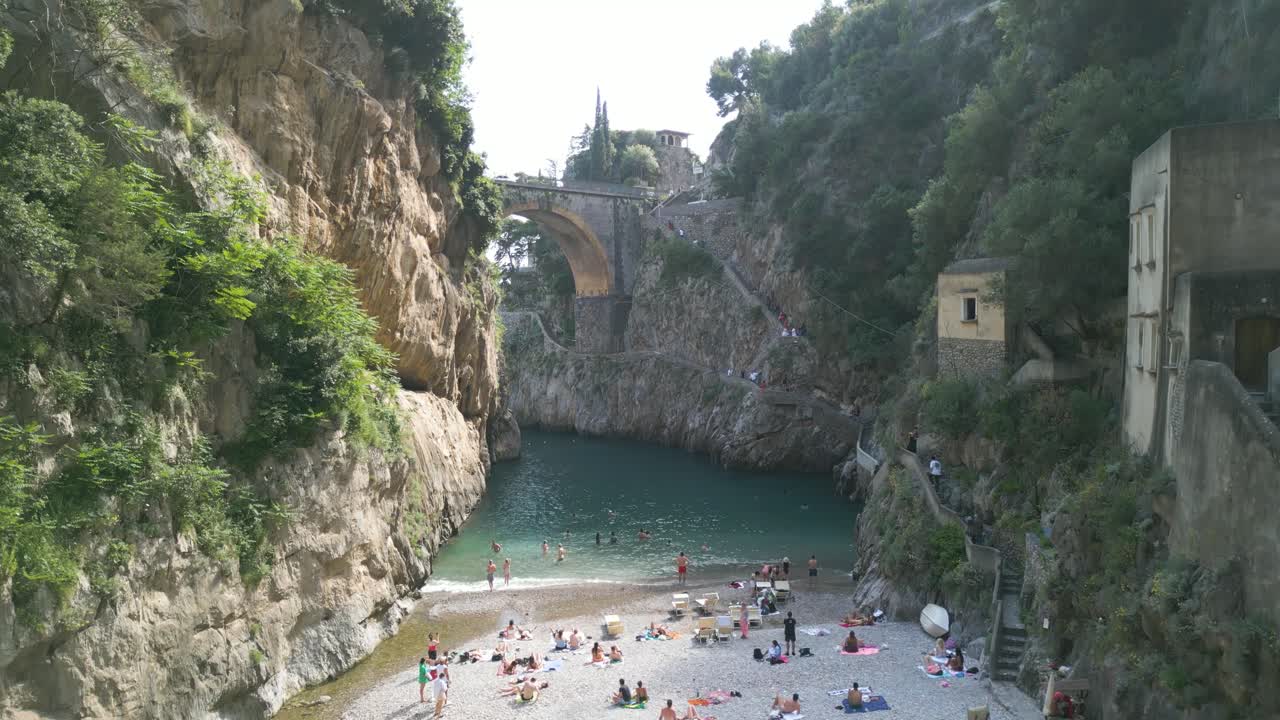 Veduta aerea di persone che prendono il sole sulla spiaggia del Fiordo di Furore in Costiera Amalfitana