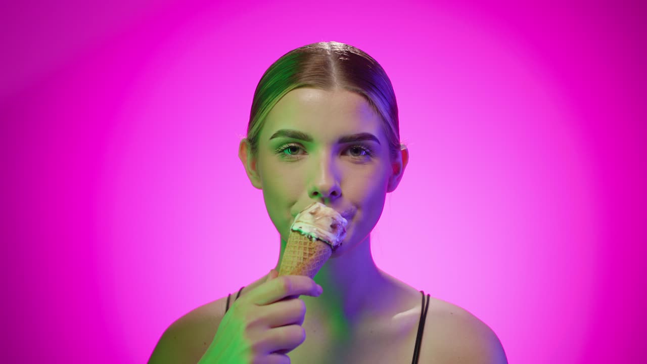 백인 소녀는 차가운 아이스크림 코너, 맛있는 달한 디저트, 스튜디오 촬영을 즐긴다.