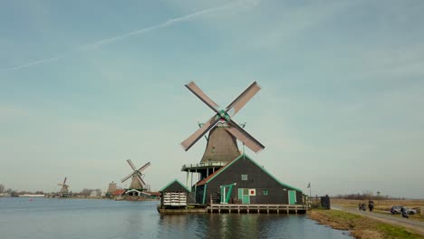 hermosa vista del antiguo sitio histórico del molino de viento en zaanse schans, los países bajos