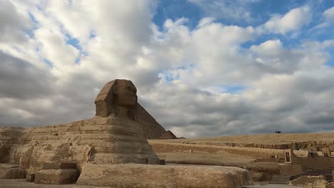 timelapse de la famosa esfinge con grandes pirámides en el valle de giza, el cairo, egipto