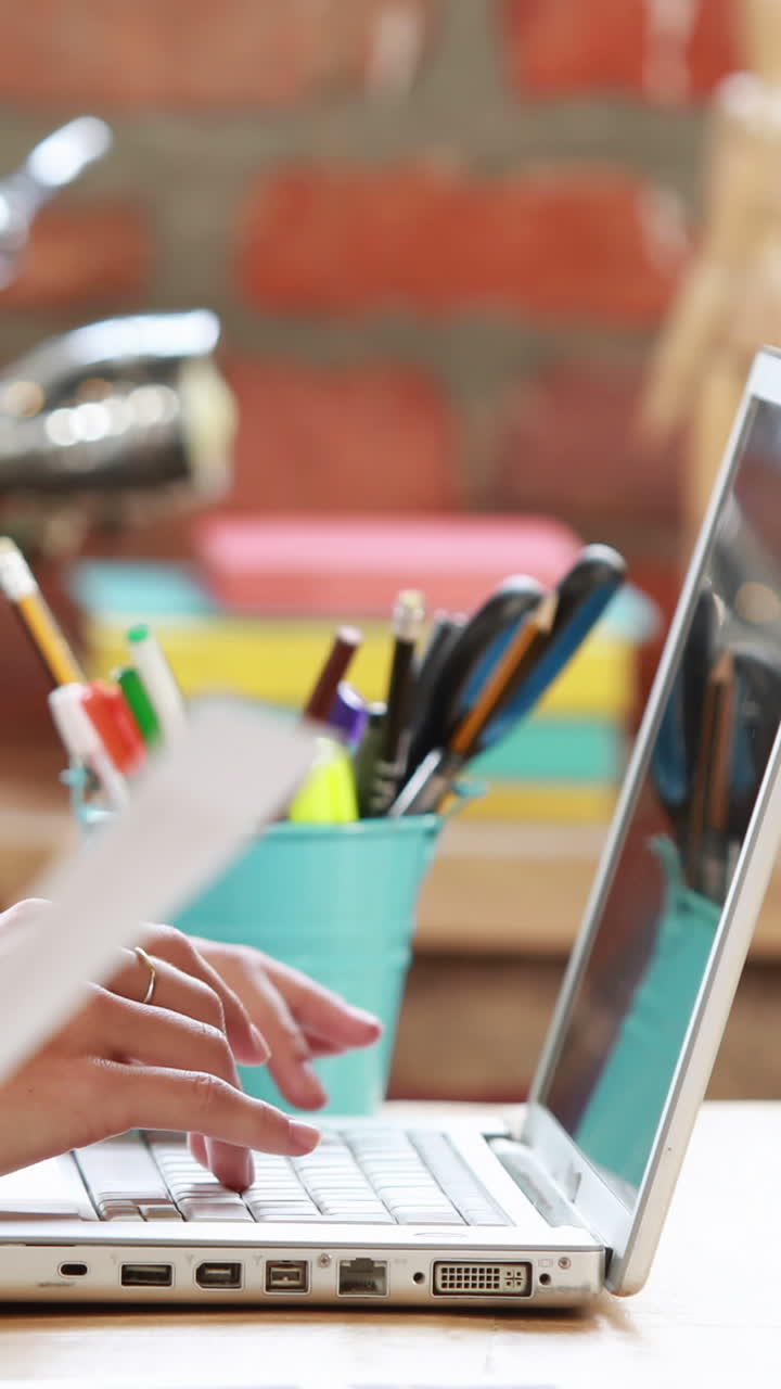 equipo de negocios casual trabajando en el escritorio