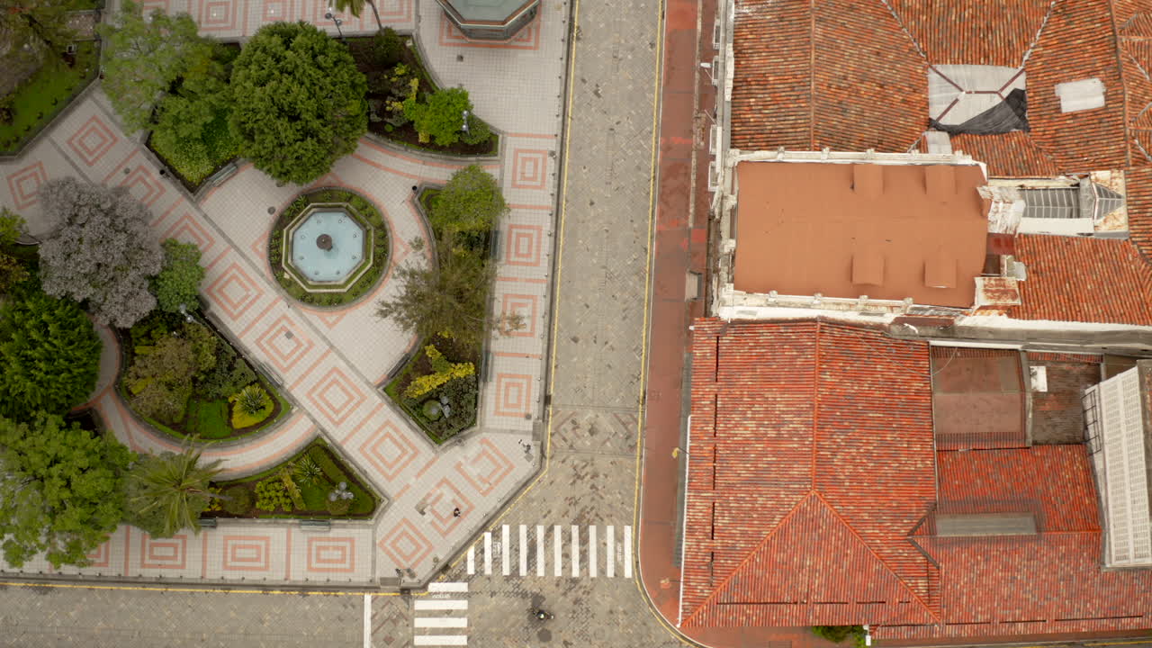 ciudad vacía de cuenca, ecuador, durante el bloqueo de la pandemia covid19 desde la perspectiva de un dron