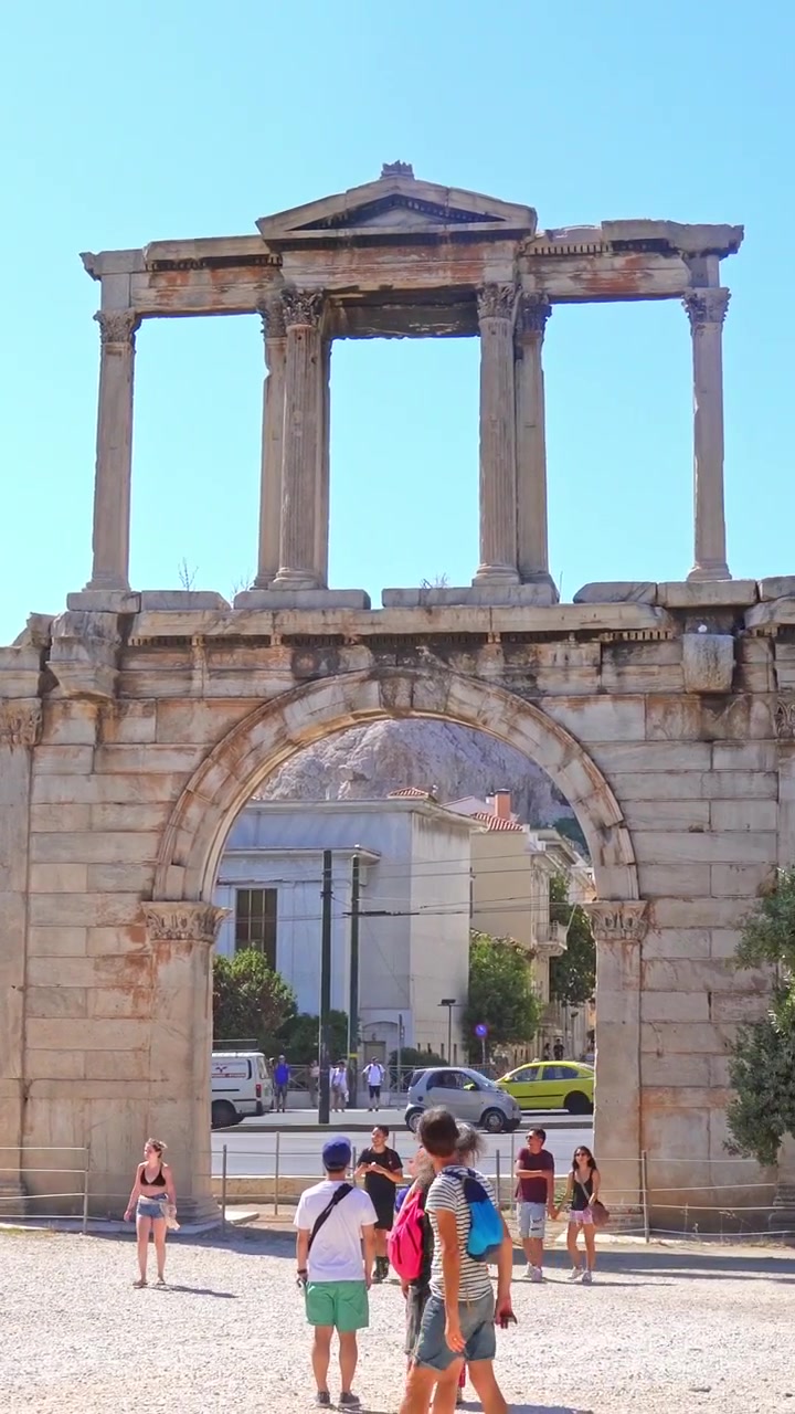 Turisti che visitano il famoso Arco di Adriano ad Atene, Grecia