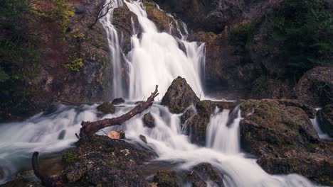 Timelapse-Primer-Plano-Detalle-De-Una-Hermosa-Cascada,-Albacete,-España